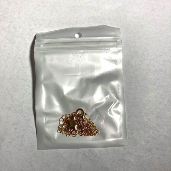 Minimalistic Golden Star Necklace - Picture 7 of 7